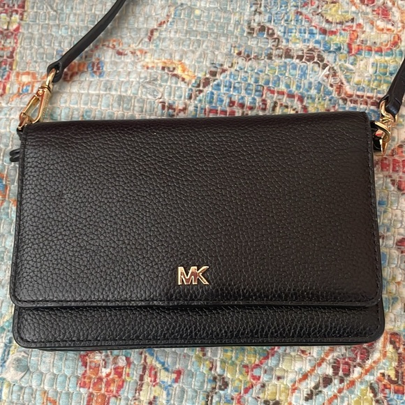 Michael Kors authentic black pebbled crossbody w/gold hardware - Picture 1 of 12
